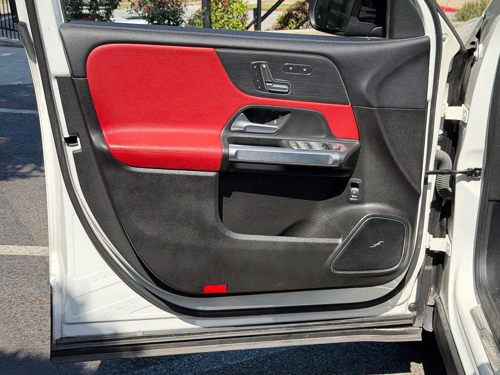 Mercedes-Benz GLB photo 32