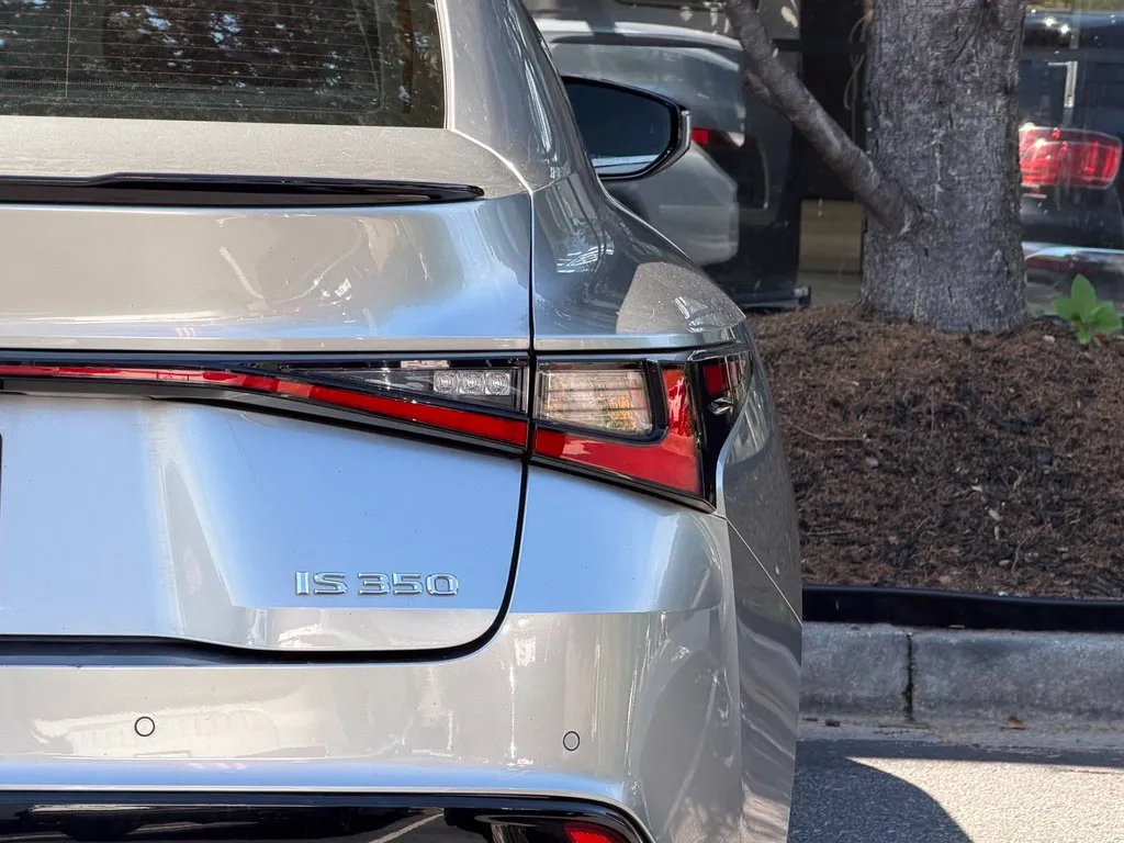 Lexus IS photo 16