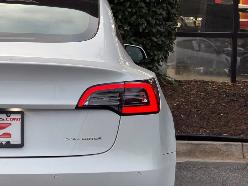 Tesla Model 3 photo 16