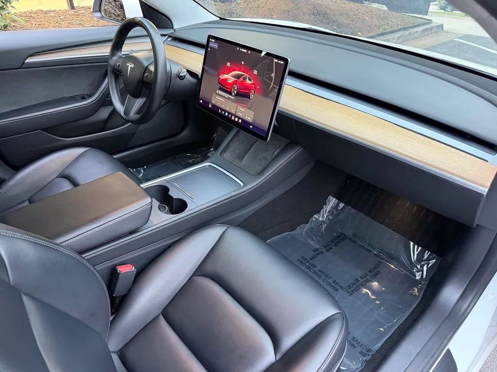 Tesla Model 3 photo 31