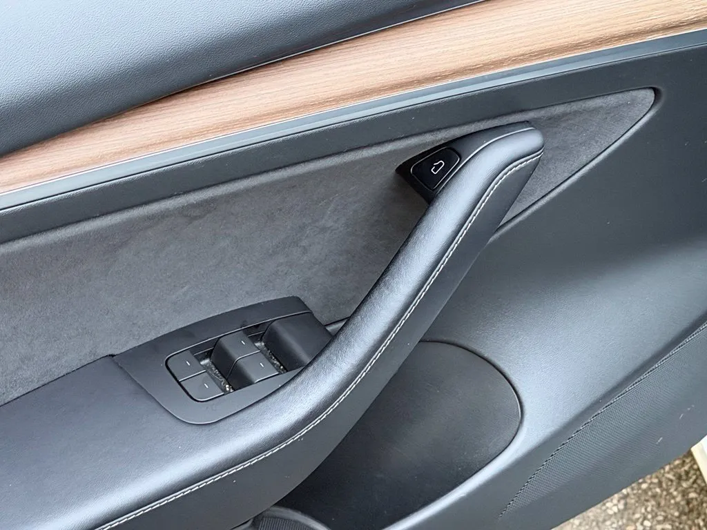 Tesla Model 3 photo 28