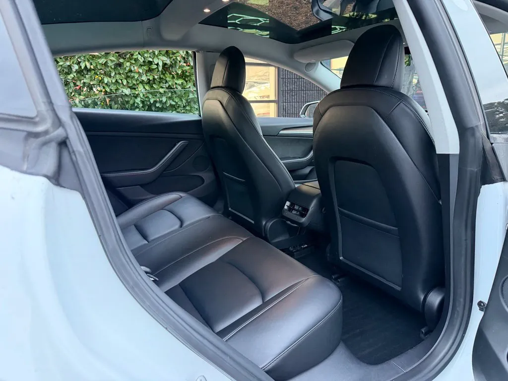 Tesla Model 3 photo 37