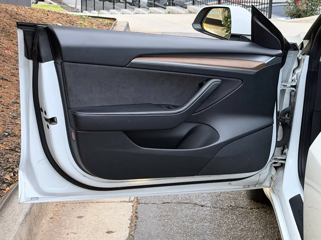 Tesla Model 3 photo 27