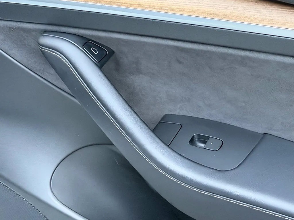 Tesla Model 3 photo 36
