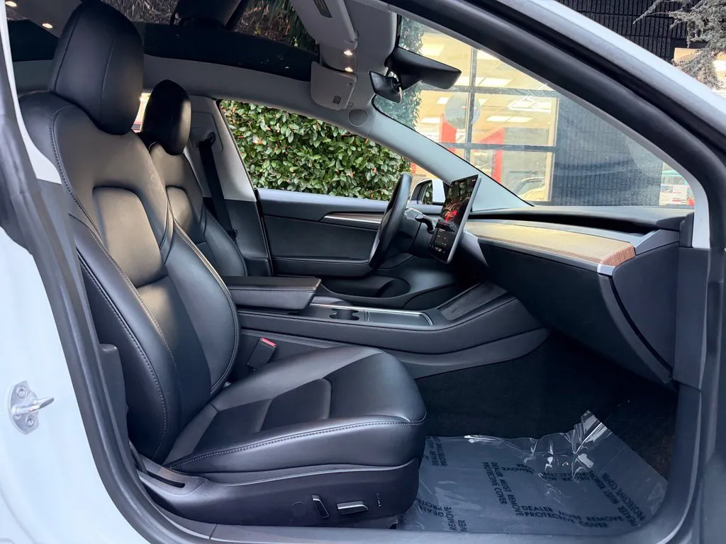 Tesla Model 3 photo 32