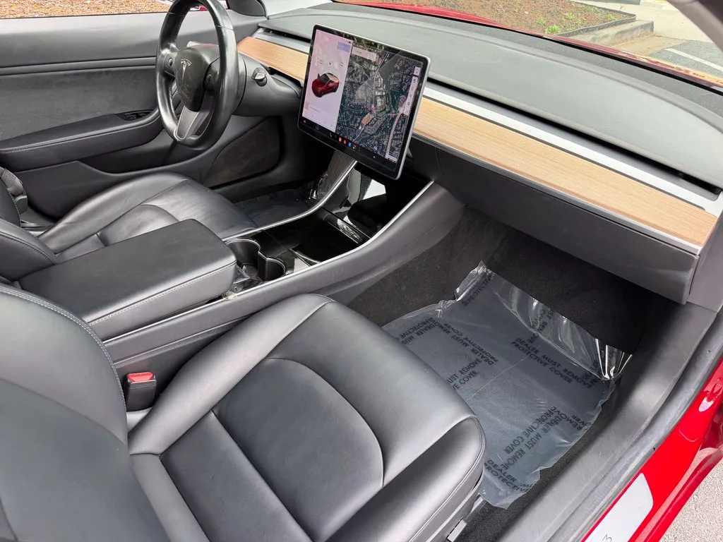 Tesla Model 3 photo 32