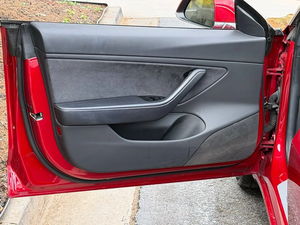 Tesla Model 3 photo 28