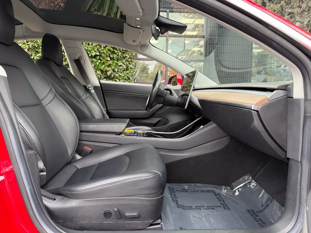 Tesla Model 3 photo 33