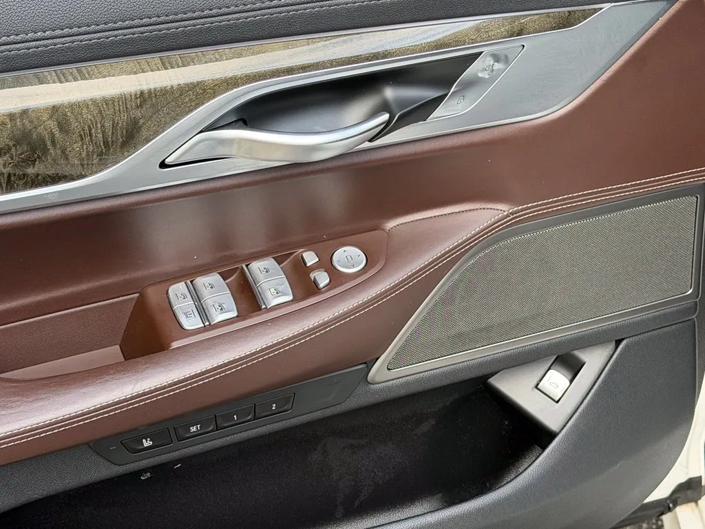 BMW 7 Series photo 28