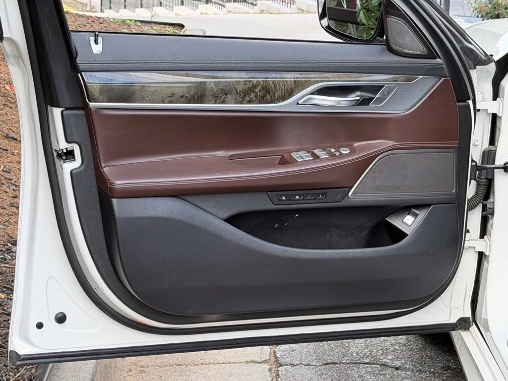 BMW 7 Series photo 27