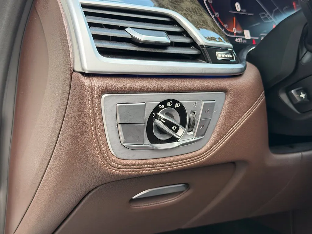 BMW 7 Series photo 26