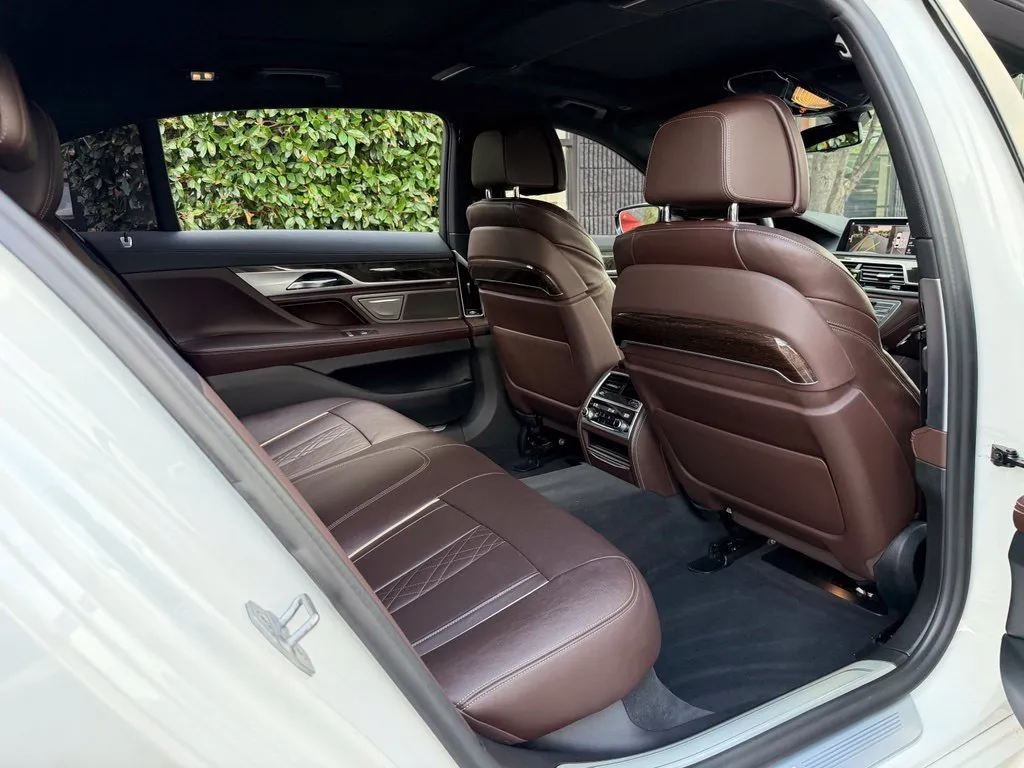 BMW 7 Series photo 37