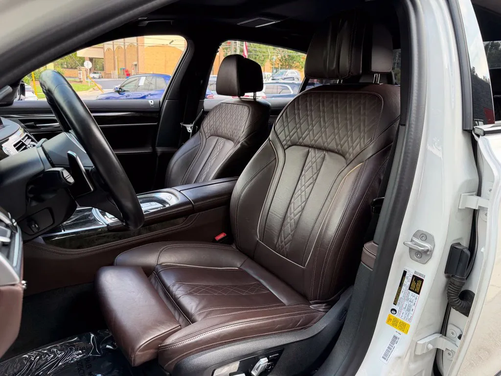 BMW 7 Series photo 24