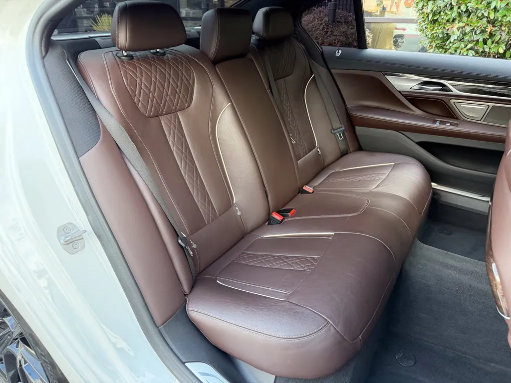 BMW 7 Series photo 38