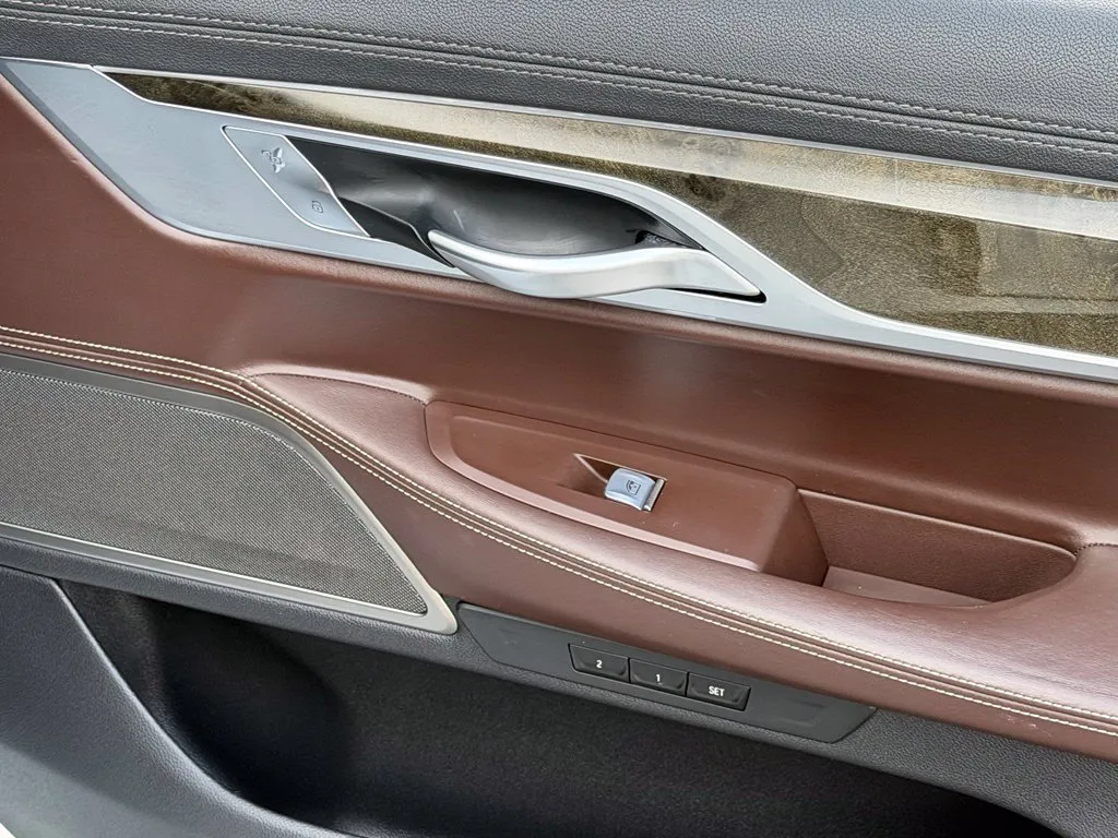 BMW 7 Series photo 36