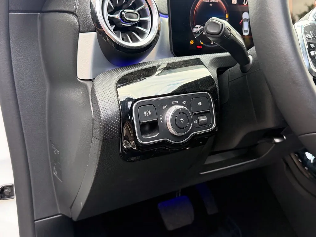 Mercedes-Benz CLA photo 27