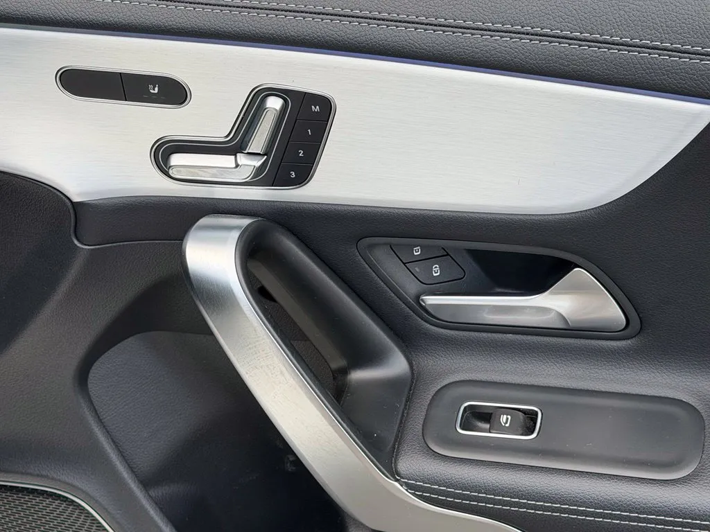 Mercedes-Benz CLA photo 36