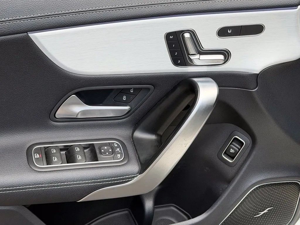 Mercedes-Benz CLA photo 29
