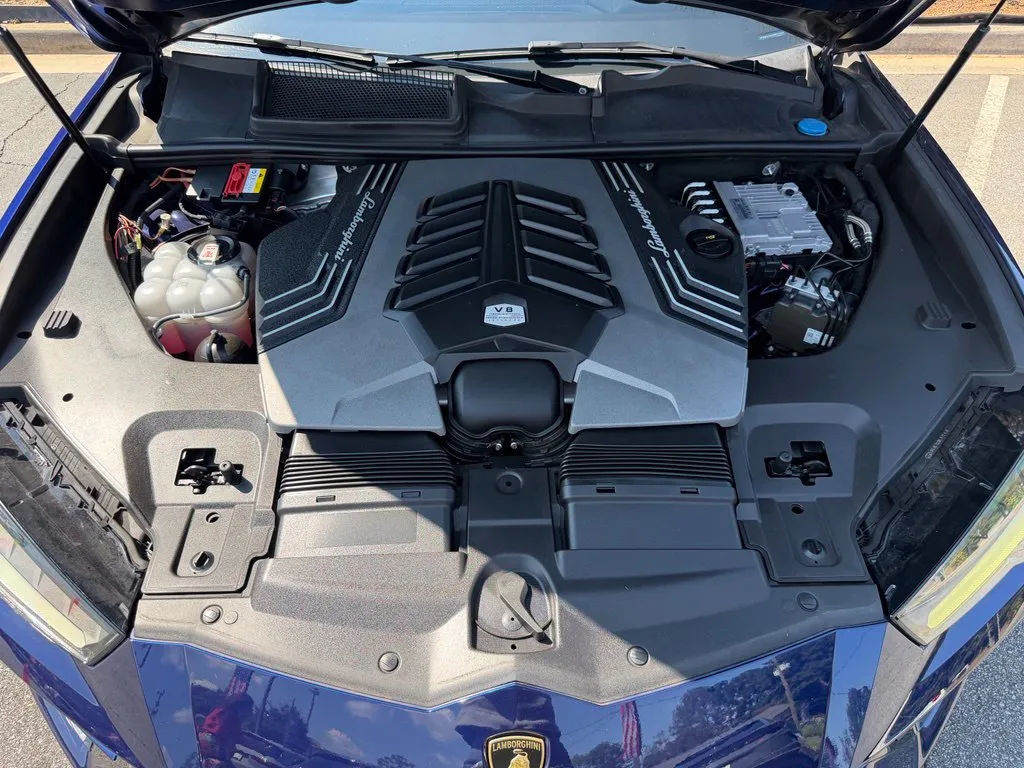 Lamborghini URUS photo 6