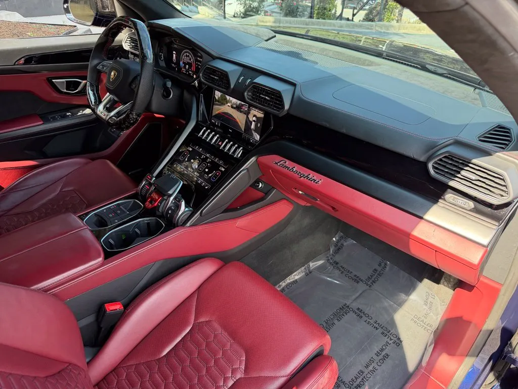 Lamborghini URUS photo 33