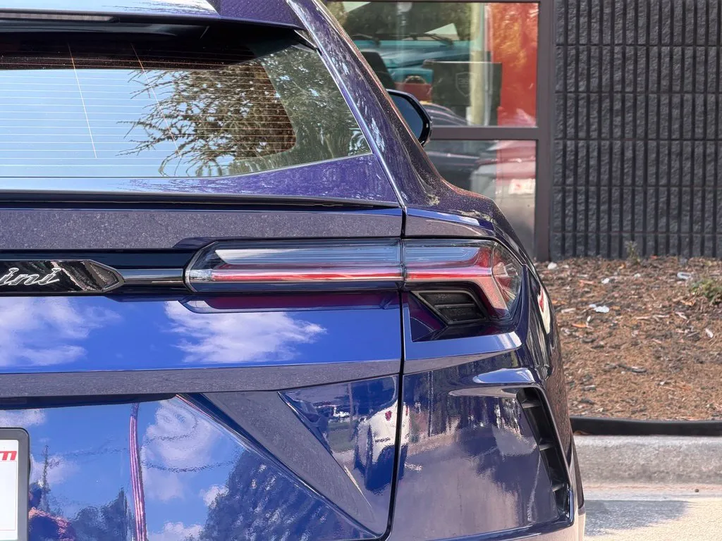 Lamborghini URUS photo 16