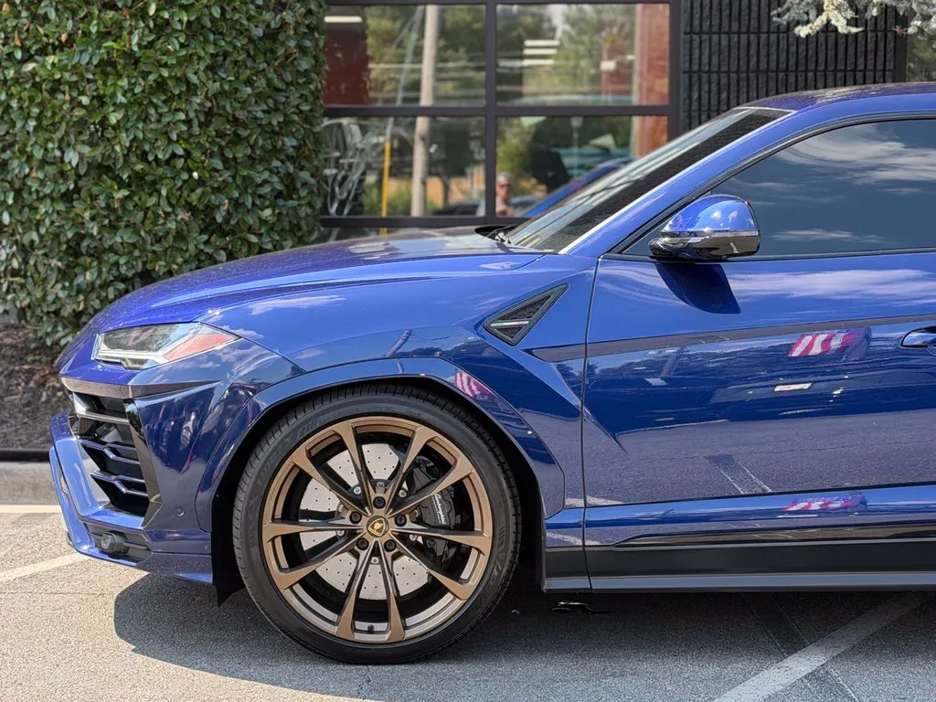 Lamborghini URUS photo 10