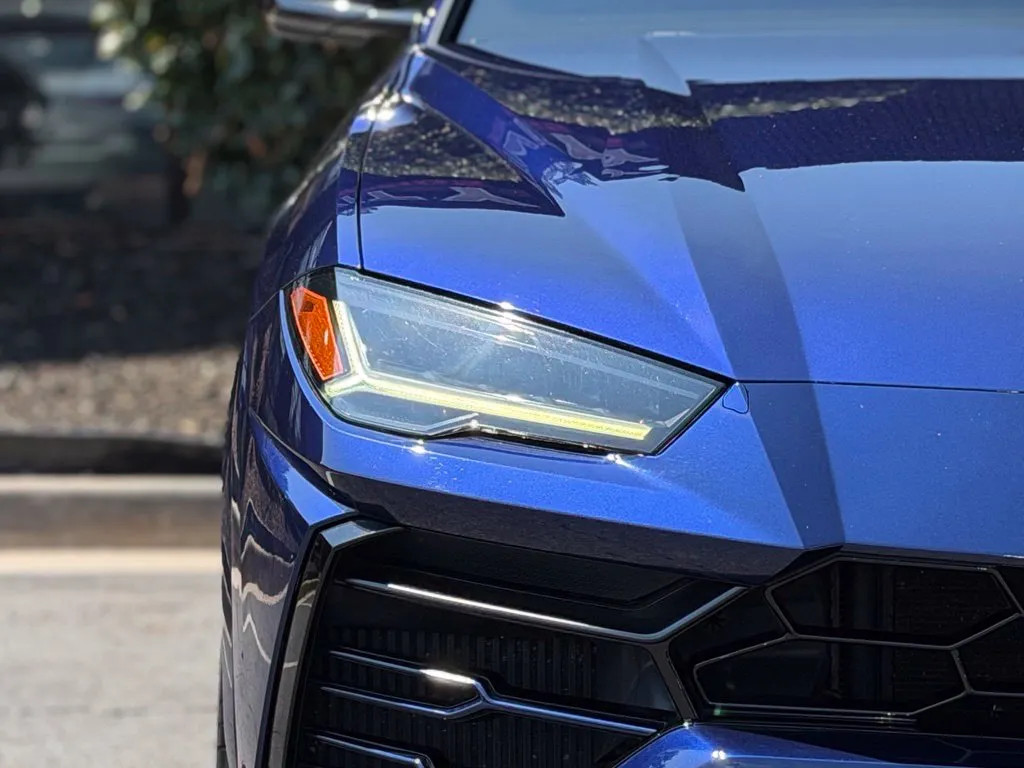 Lamborghini URUS photo 4