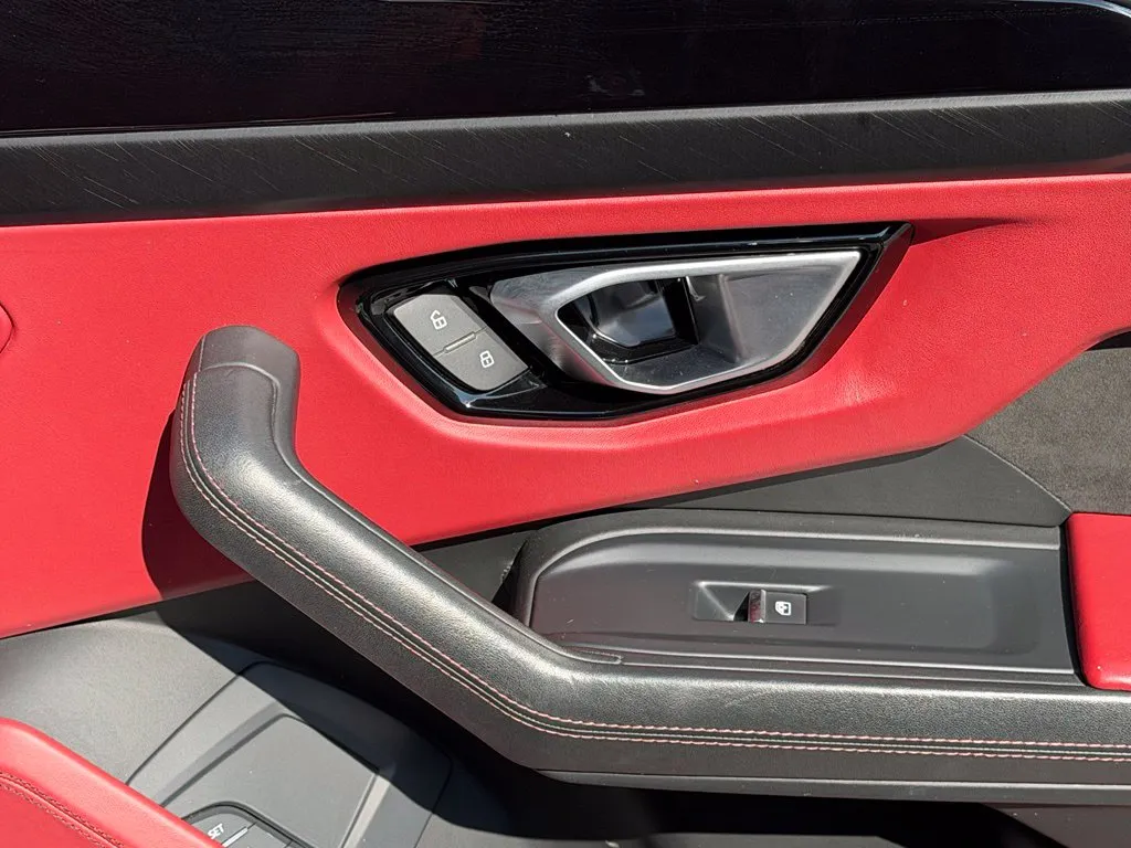 Lamborghini URUS photo 38