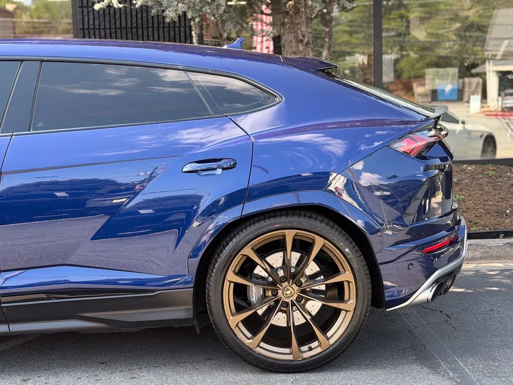 Lamborghini URUS photo 11