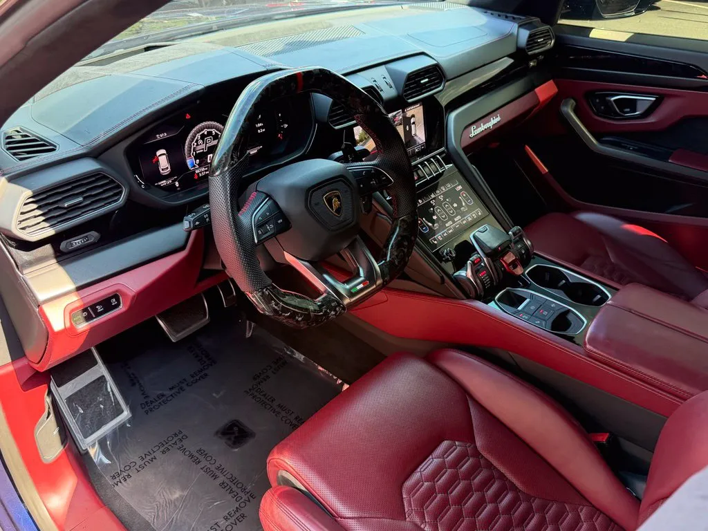 Lamborghini URUS photo 24