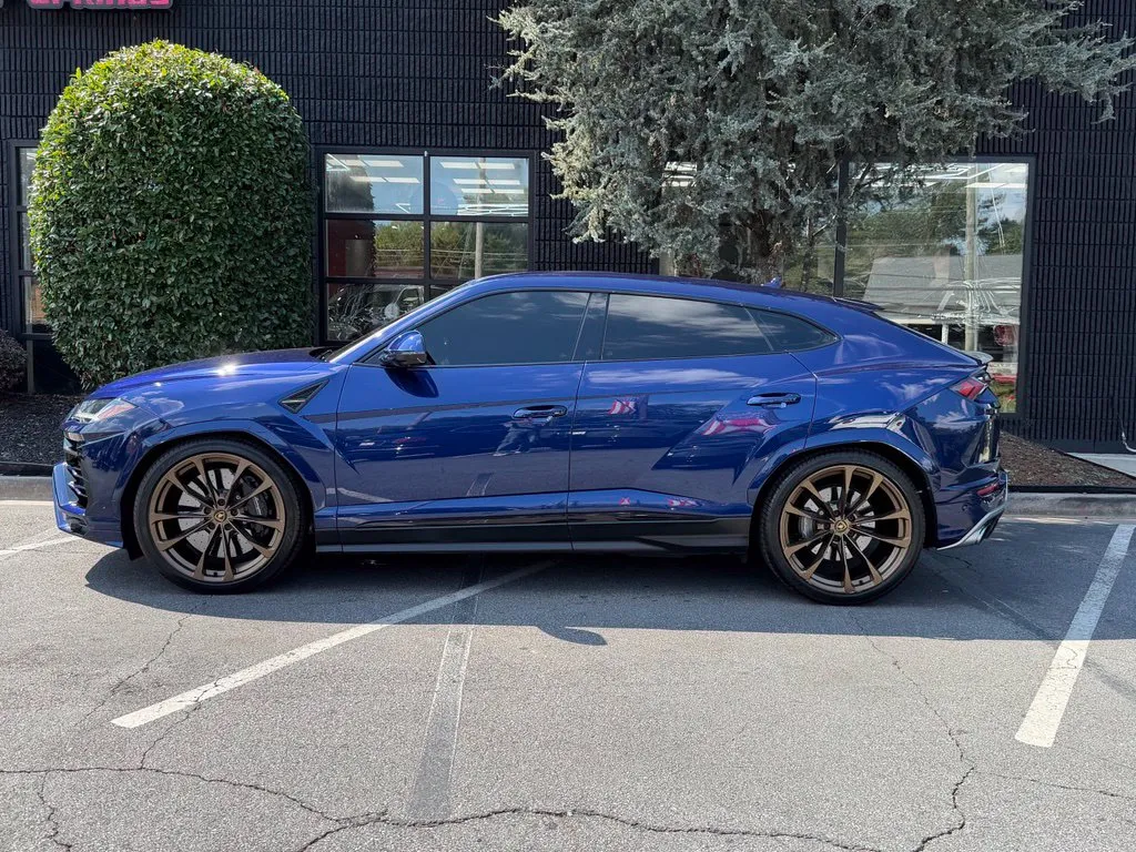 Lamborghini URUS photo 9
