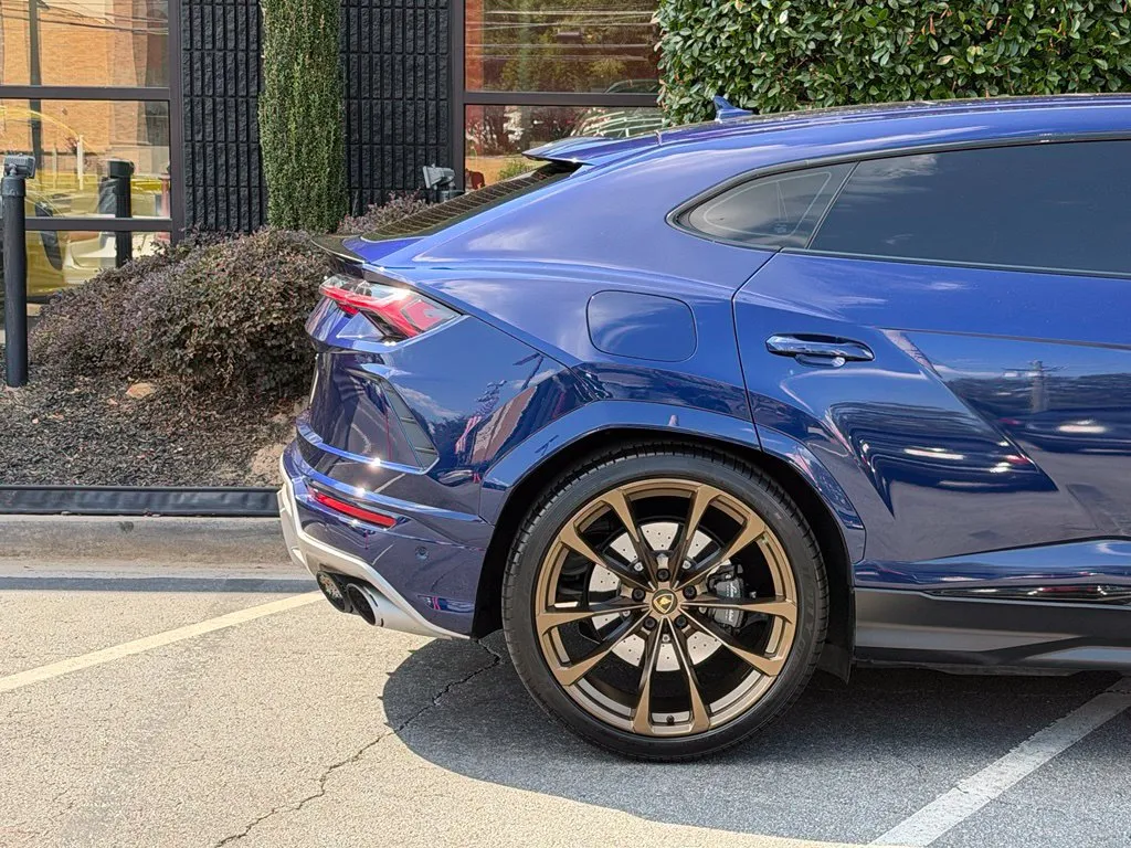 Lamborghini URUS photo 22