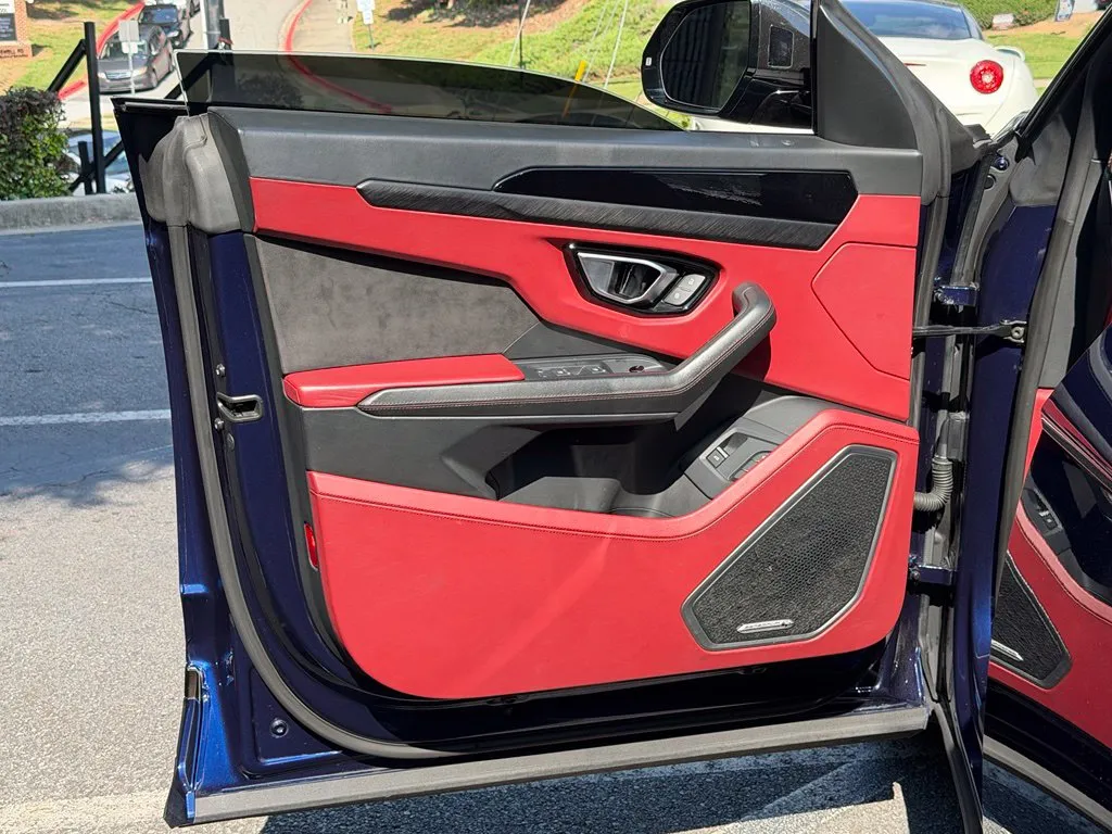 Lamborghini URUS photo 29