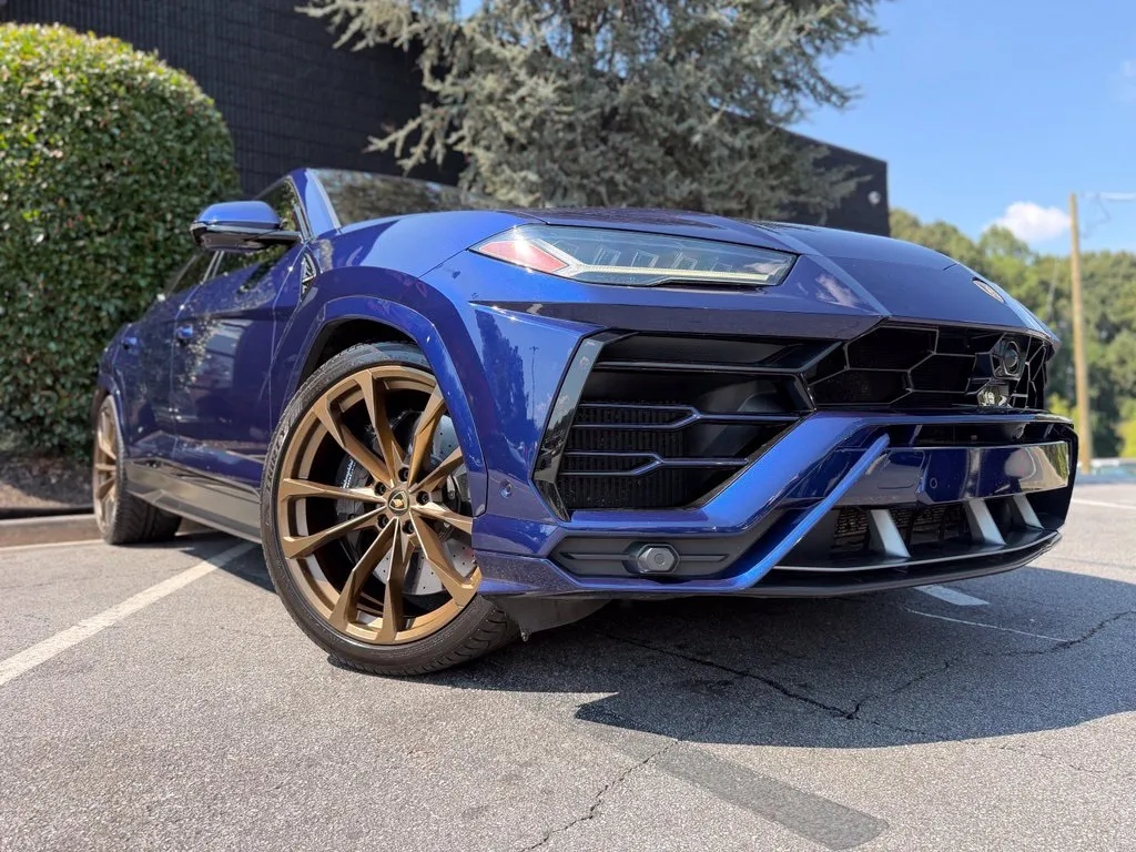 Lamborghini URUS photo 8