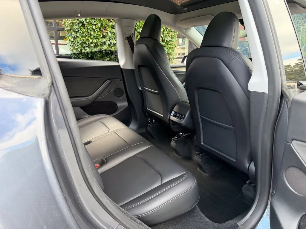 Tesla Model Y photo 38