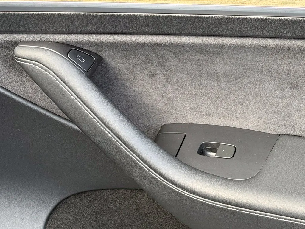 Tesla Model Y photo 37