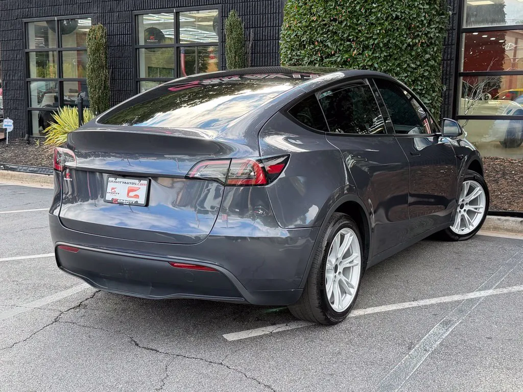 Tesla Model Y photo 12