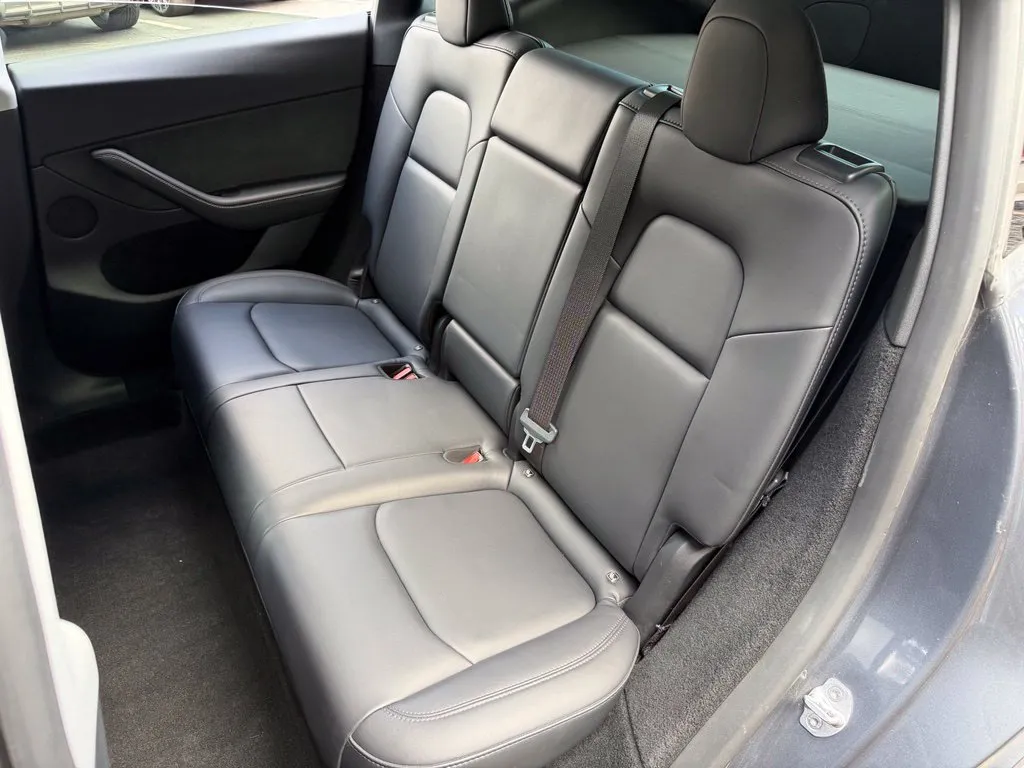 Tesla Model Y photo 31