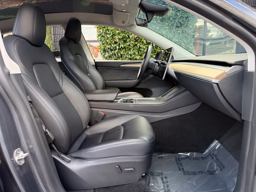 Tesla Model Y photo 33