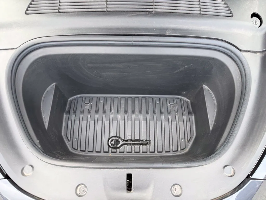 Tesla Model Y photo 6