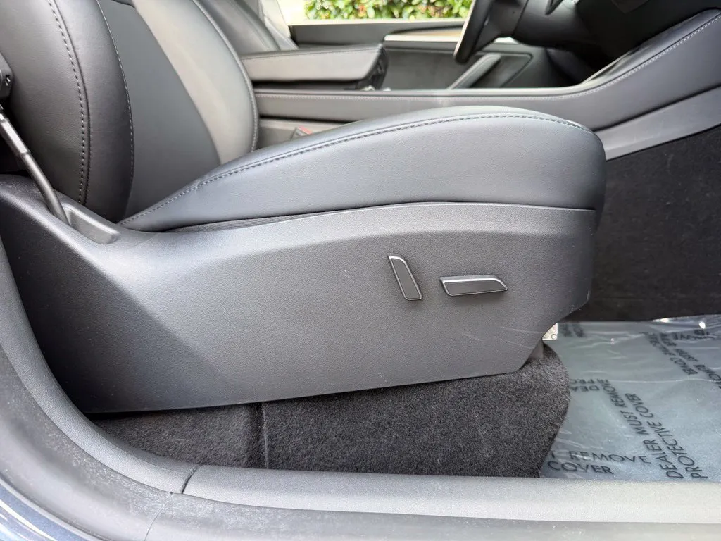 Tesla Model Y photo 35