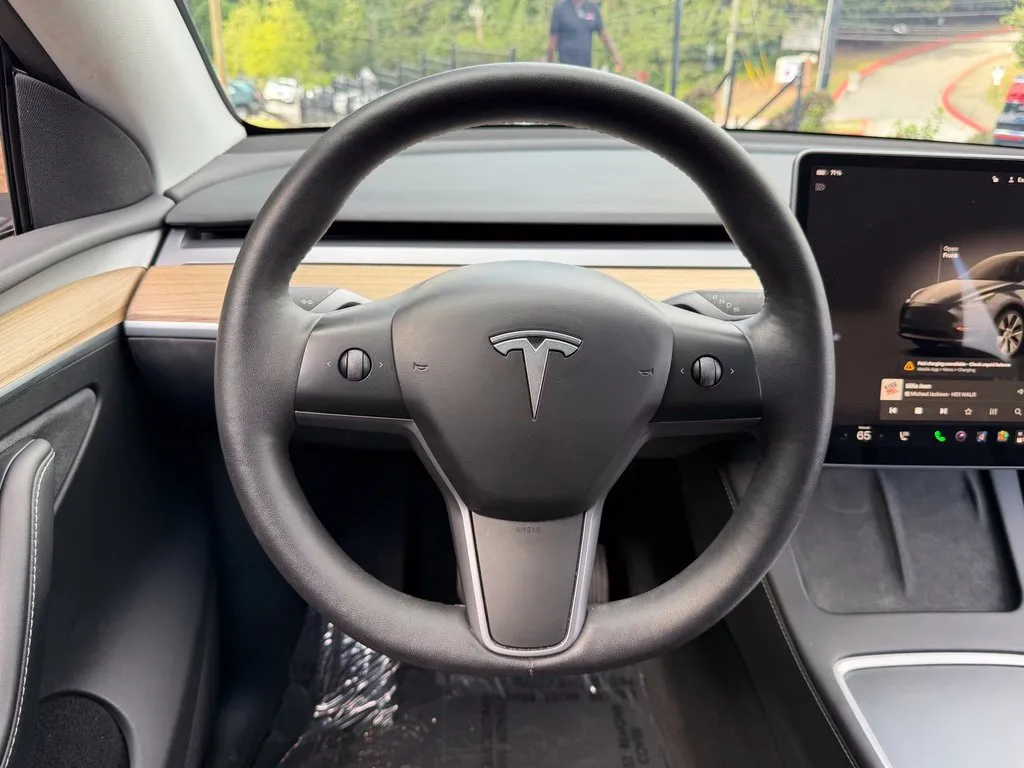 Tesla Model Y photo 43