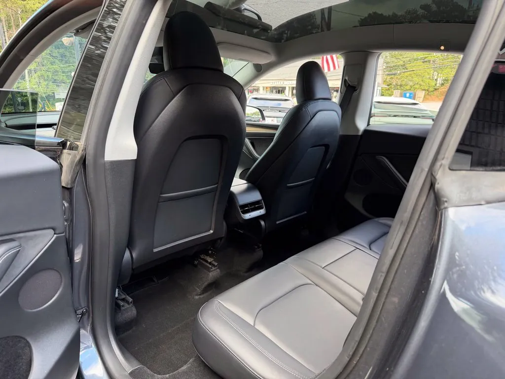 Tesla Model Y photo 30