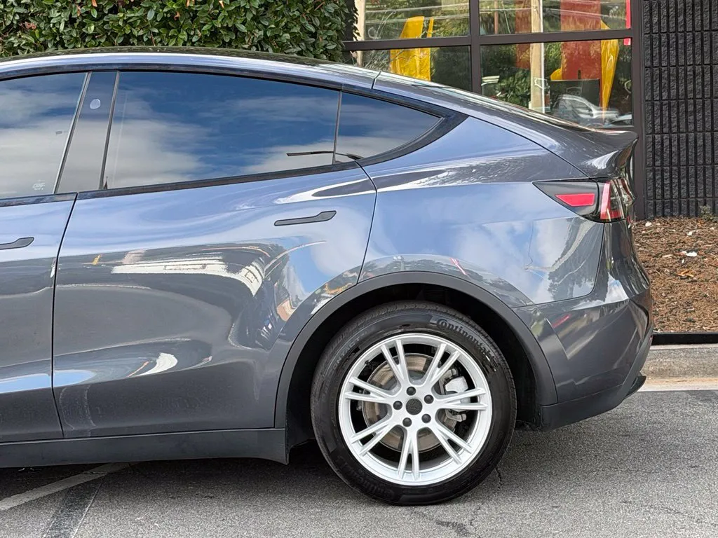 Tesla Model Y photo 11