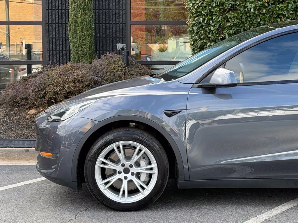 Tesla Model Y photo 10