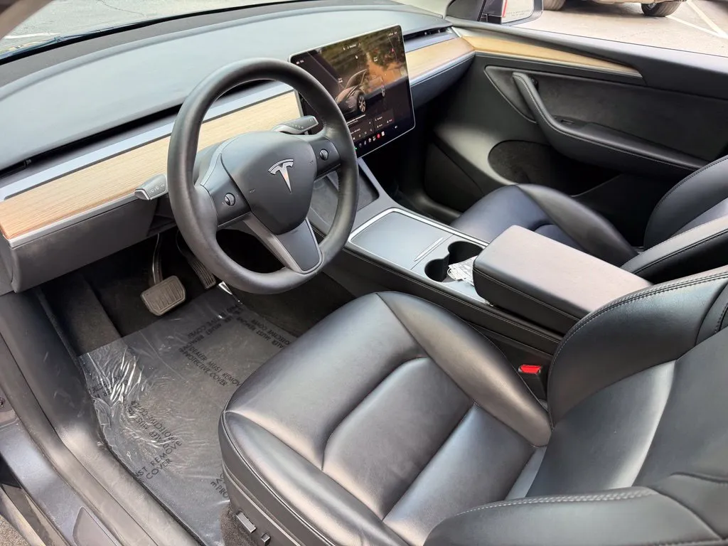 Tesla Model Y photo 24