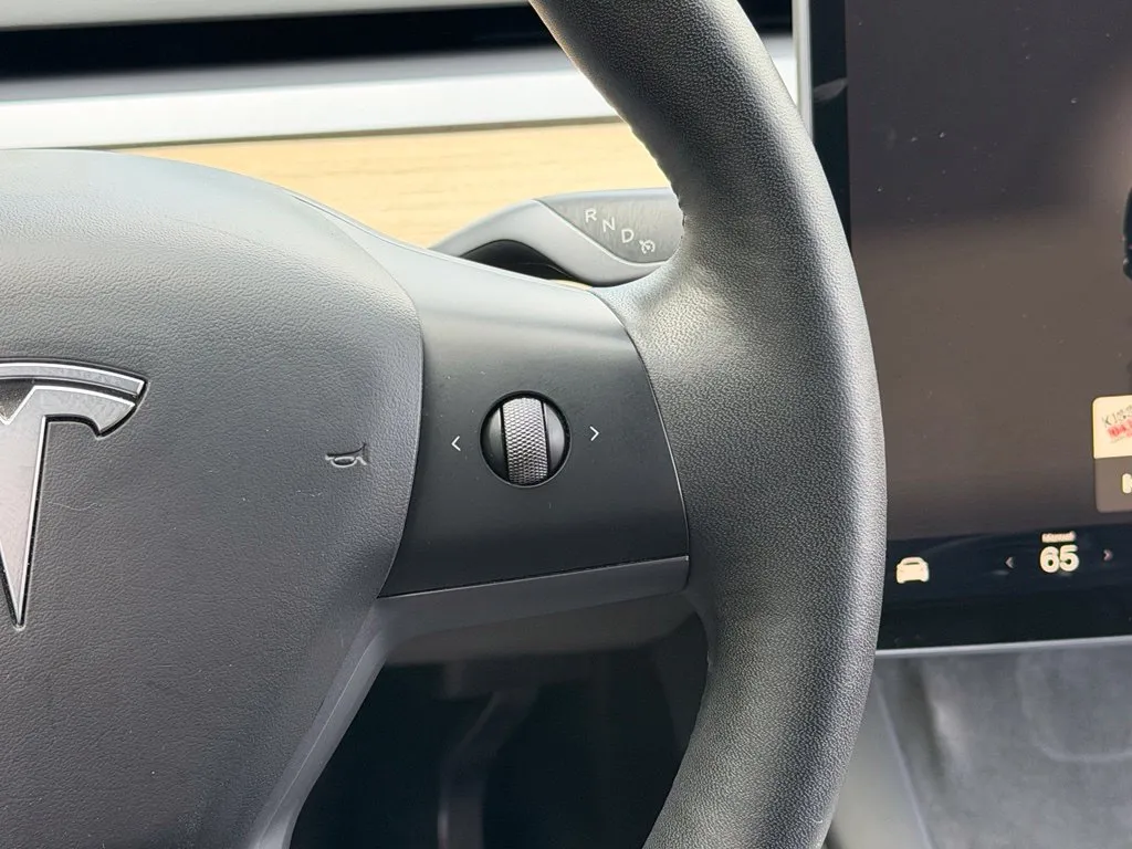 Tesla Model Y photo 45