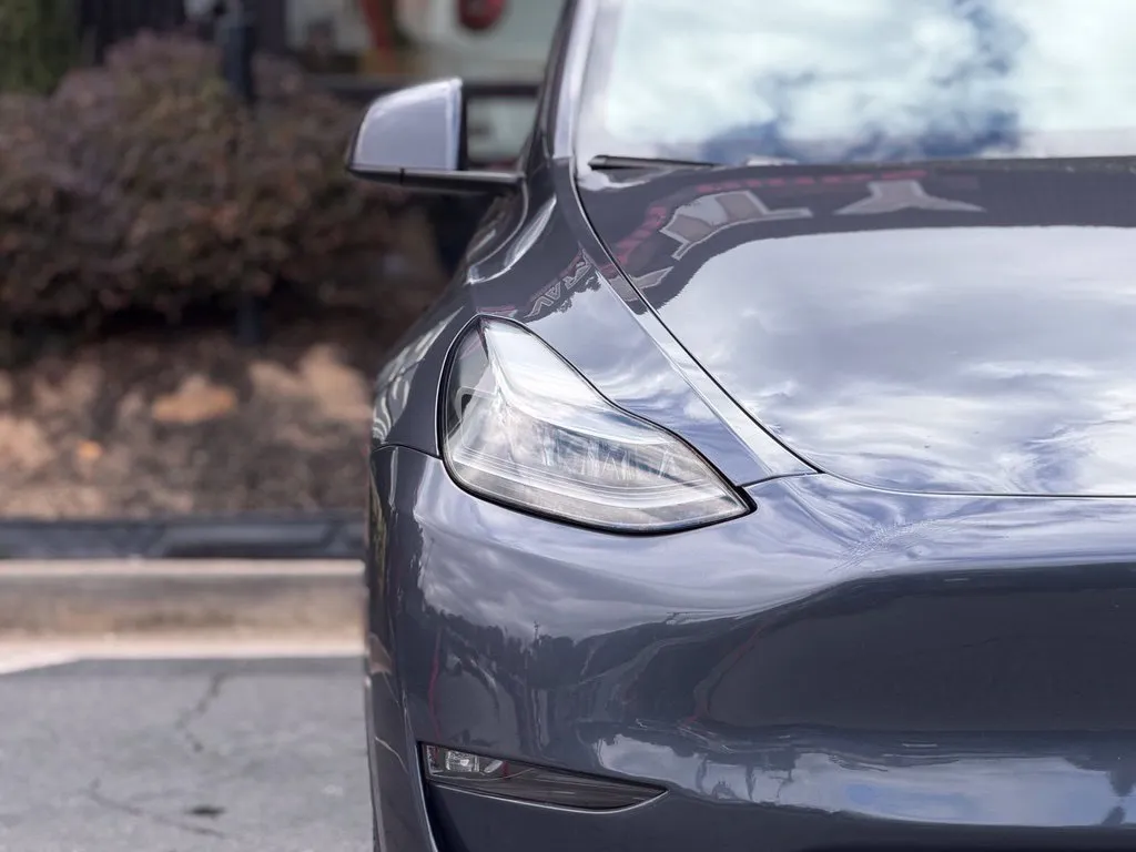 Tesla Model Y photo 4
