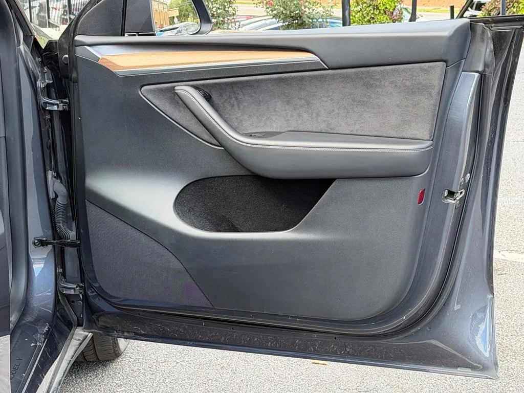 Tesla Model Y photo 36