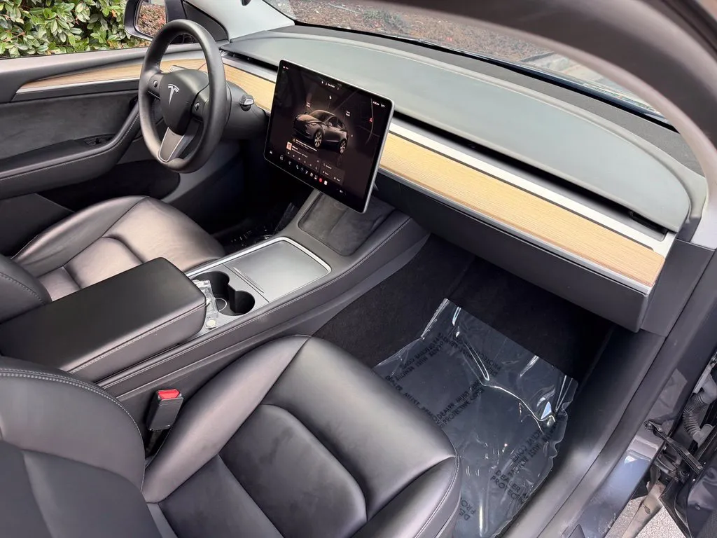Tesla Model Y photo 32